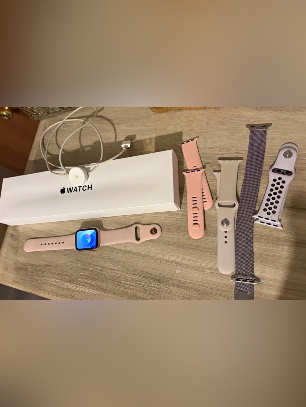 Apple Watch SE comes with Bands with Charger